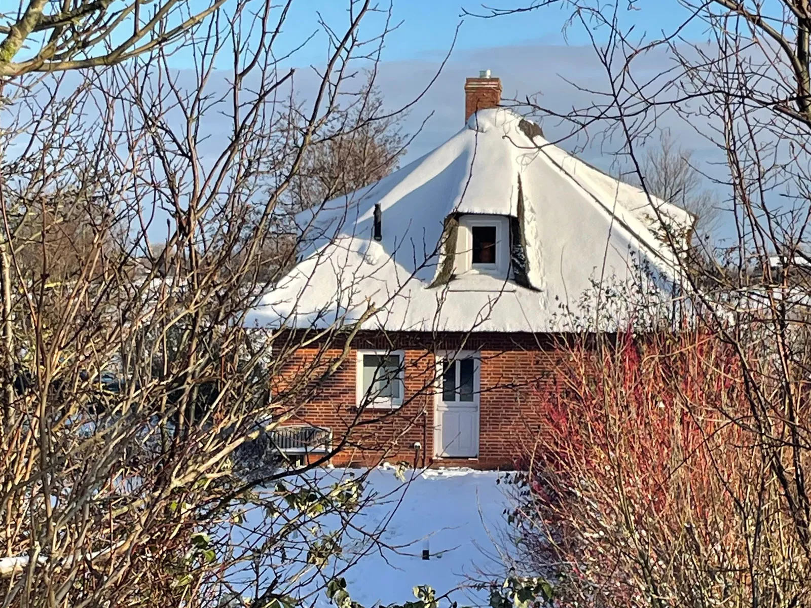 Ferienhaus Deichsonne im Winter – Reetdachhaus mit Schnee an der Nordsee
