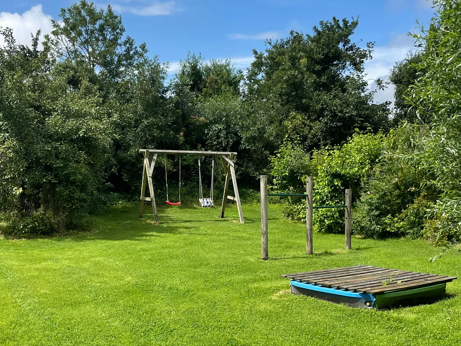 Spielbereich im Garten des Ferienhauses Deichsonne – Familienurlaub Nordsee