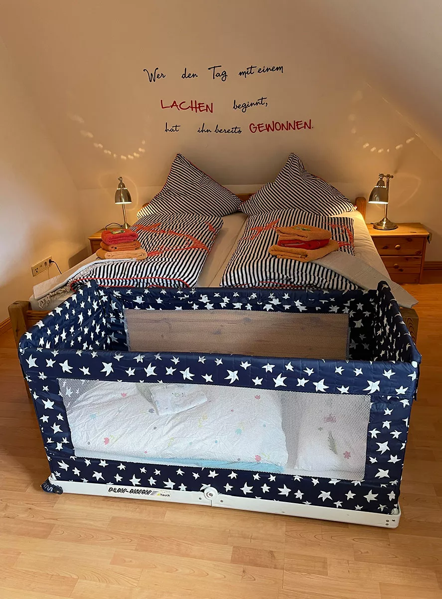 Ferienhaus Deichsonne – Doppelbett und Kinderbett im Dachgeschoss, Familienurlaub Nordsee