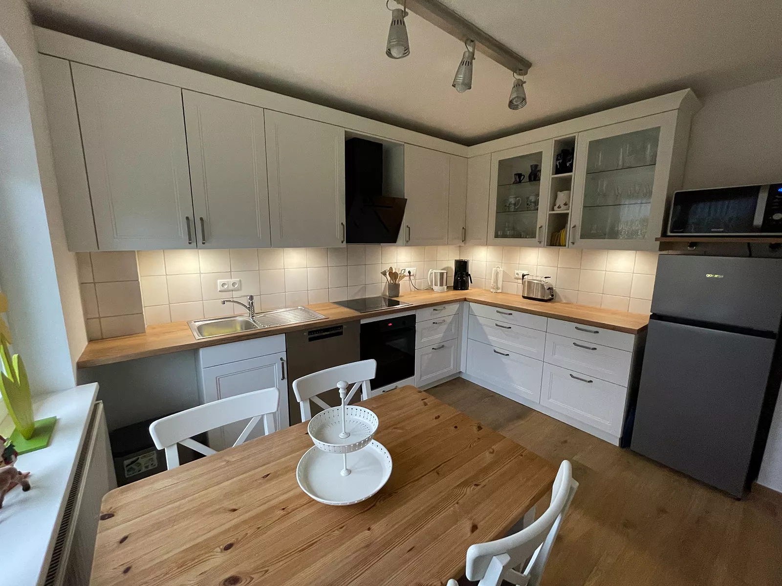 Ferienhaus Deichsonne – offene Küche mit Essbereich, Auszeit am Meer