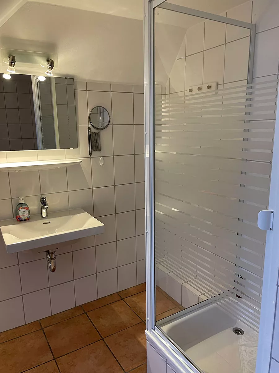 Ferienhaus Deichsonne – Dusche im Badezimmer des Dachgeschosses