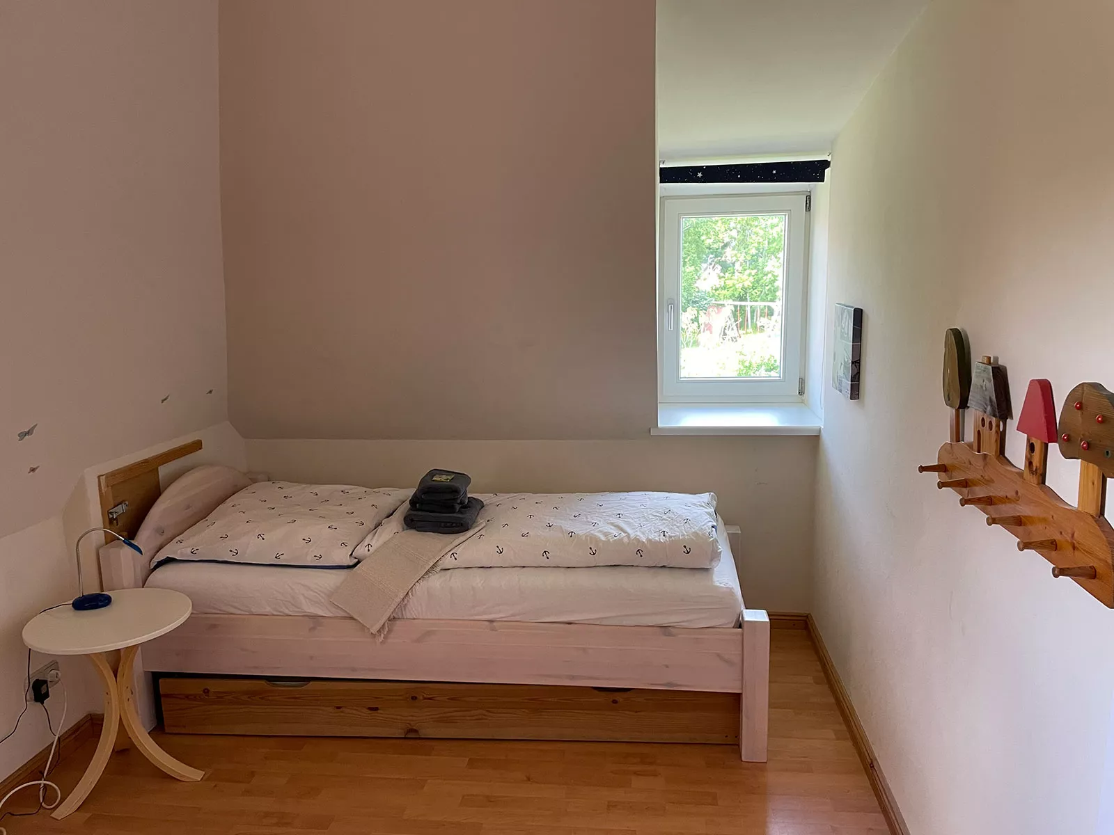 Ferienhaus Deichsonne – weiteres Einzelbett im oberen Schlafzimmer, ideal für Freundinnenurlaub oder Freunde