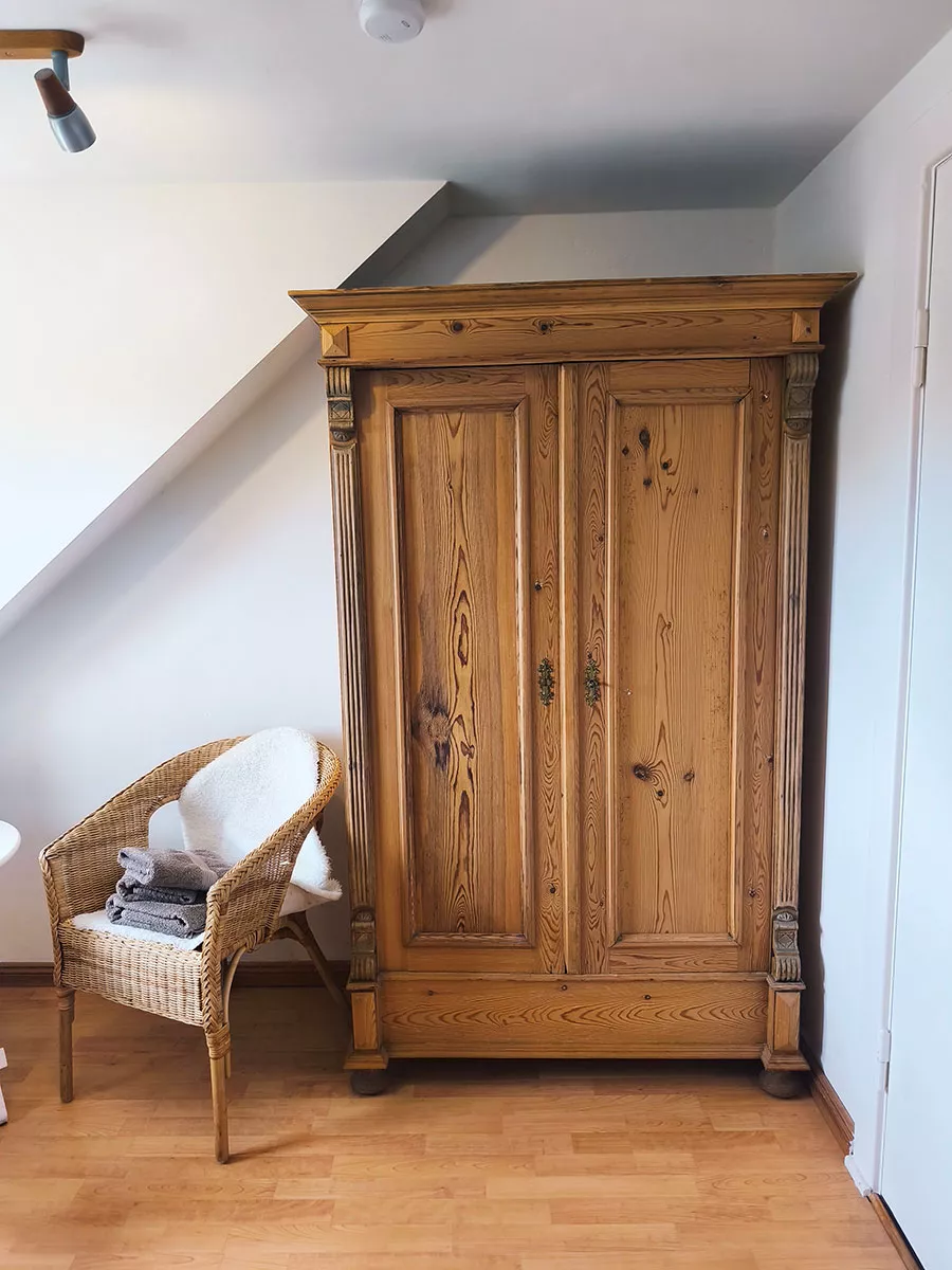 Ferienhaus Deichsonne – antiker Kleiderschrank im Dachgeschoss, liebevoll eingerichtet
