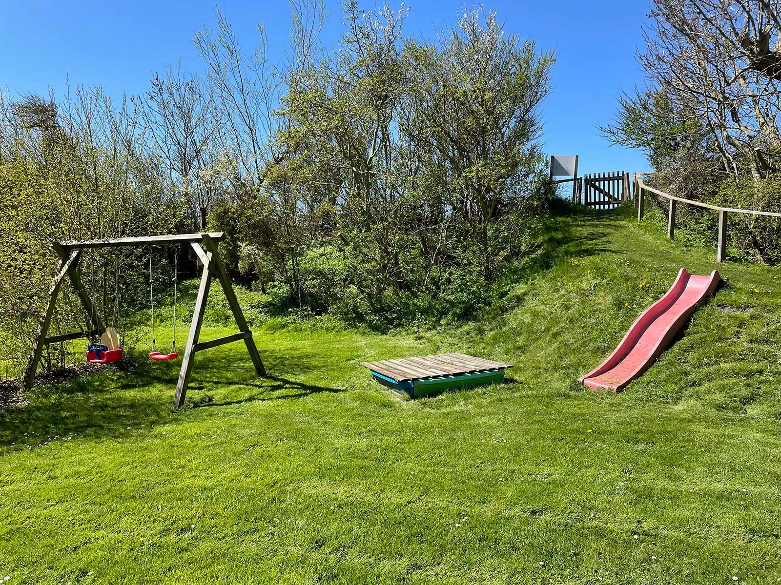 Die Spielecke mit Aufgang zum Deich