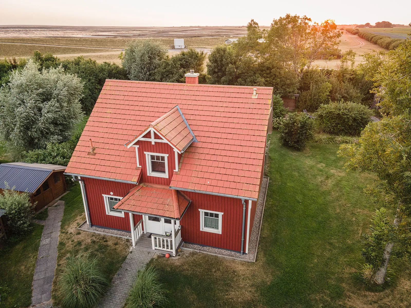 Ferienhaus Deichstern – Luftaufnahme mit Garten und Umgebung an der Nordsee