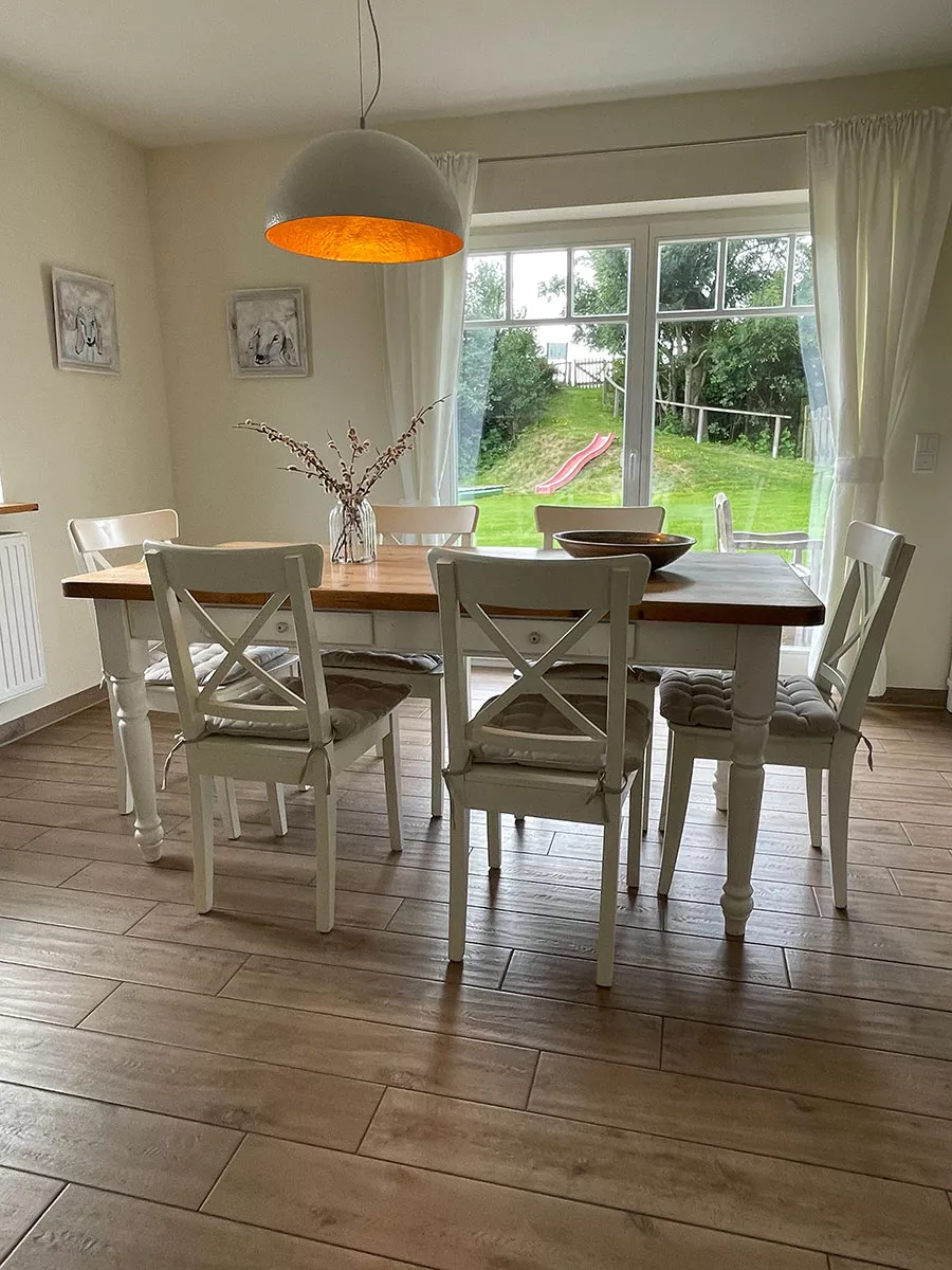 Ferienhaus Deichstern – Esstisch mit Blick in den Garten, Urlaub zu zweit oder Familie