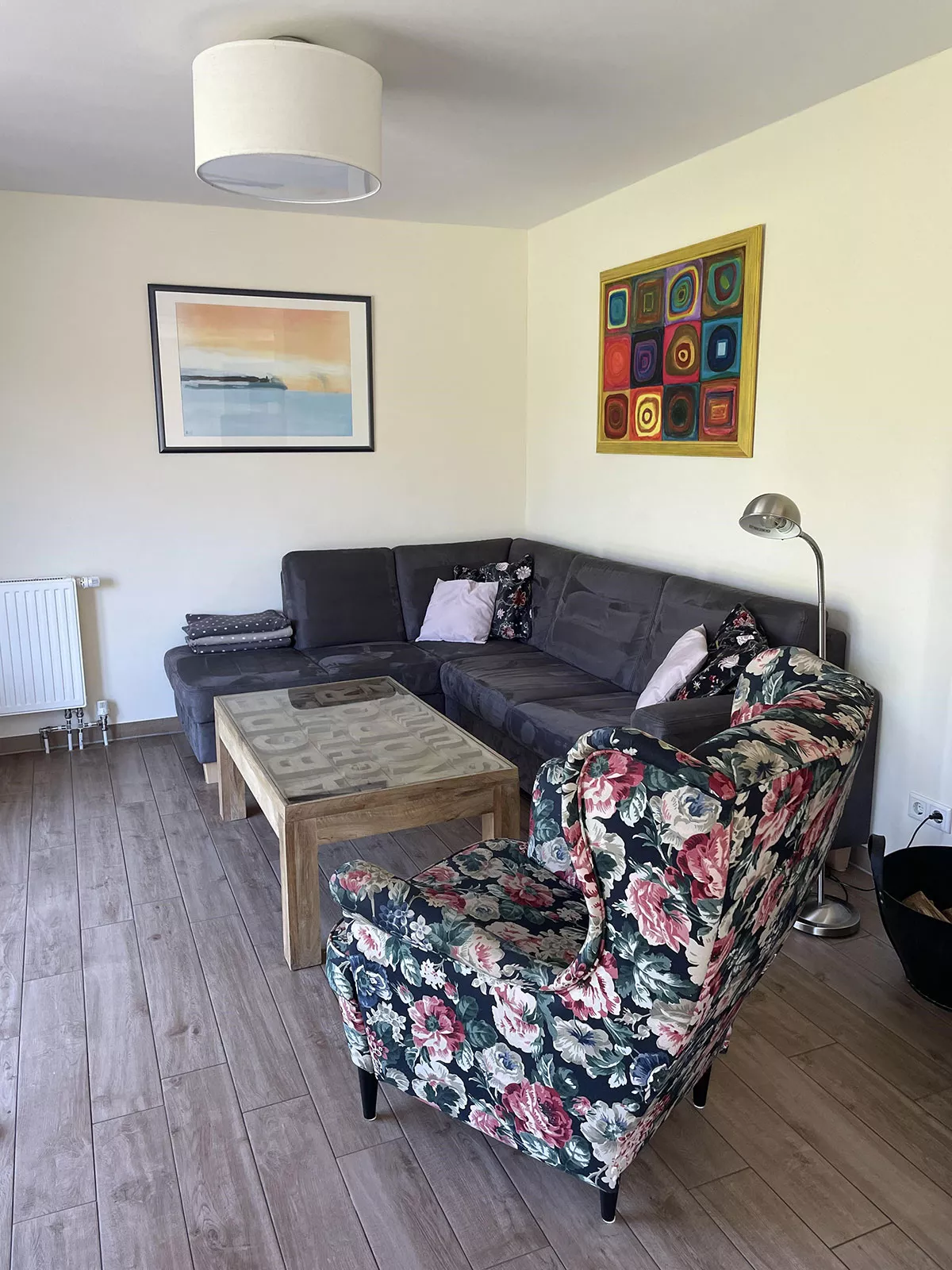 Ferienhaus Deichstern – gemütliche Couchecke im Wohnbereich, entspannen an der Nordsee