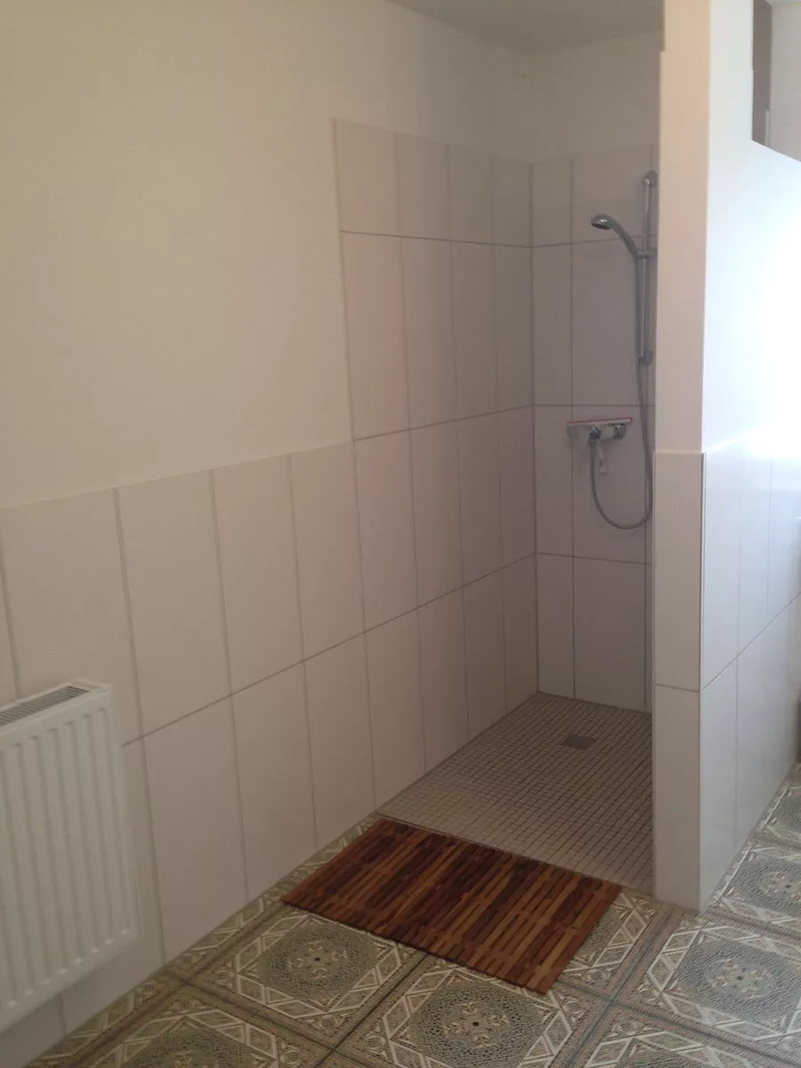 Ferienhaus Deichstern – ebenerdige Dusche im Badezimmer Erdgeschoss