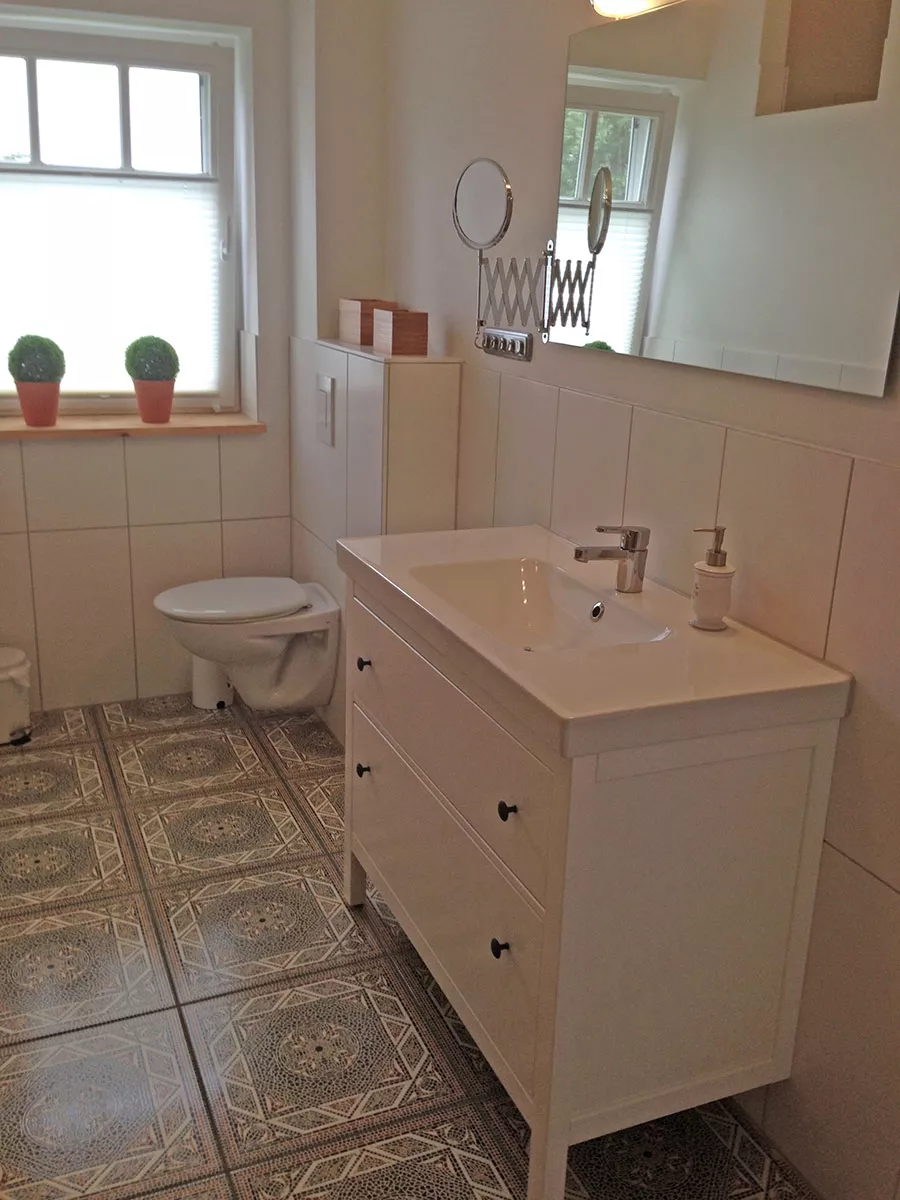 Ferienhaus Deichstern – Badezimmer im Erdgeschoss mit WC und Waschbecken