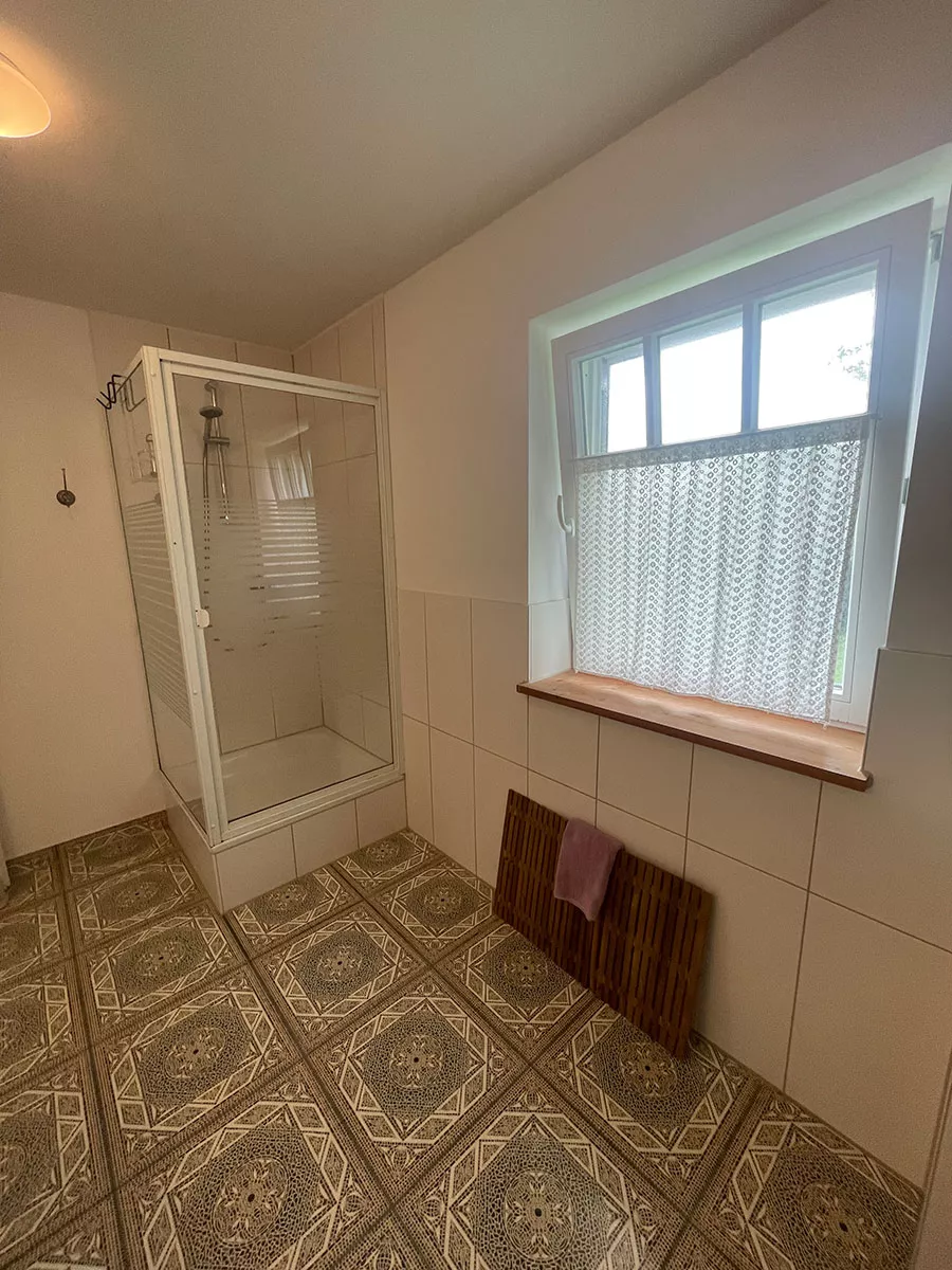 Ferienhaus Deichstern – Dusche im Badezimmer Obergeschoss
