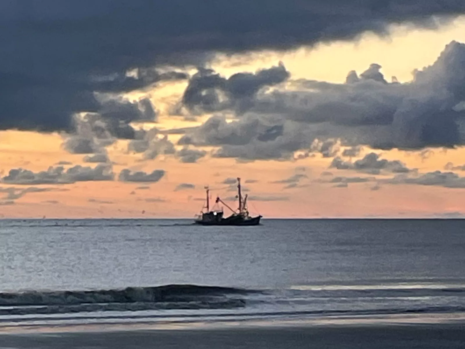 Eiderstedt – Fischkutter bei Vollerwiek im Sonnenuntergang, frische Krabben direkt vom Kutter