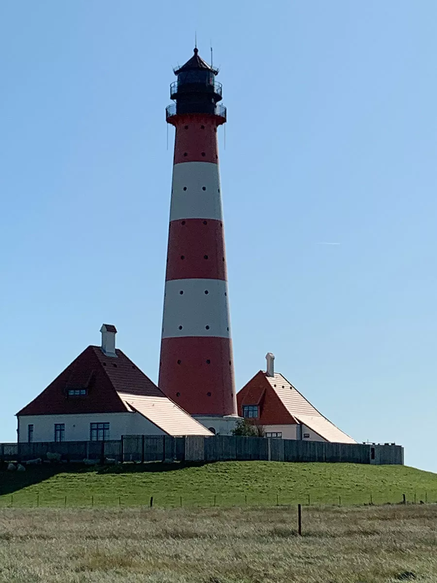 Eiderstedt – Leuchtturm Westerhever vor blauem Himmel, beliebtes Ausflugsziel Nordsee