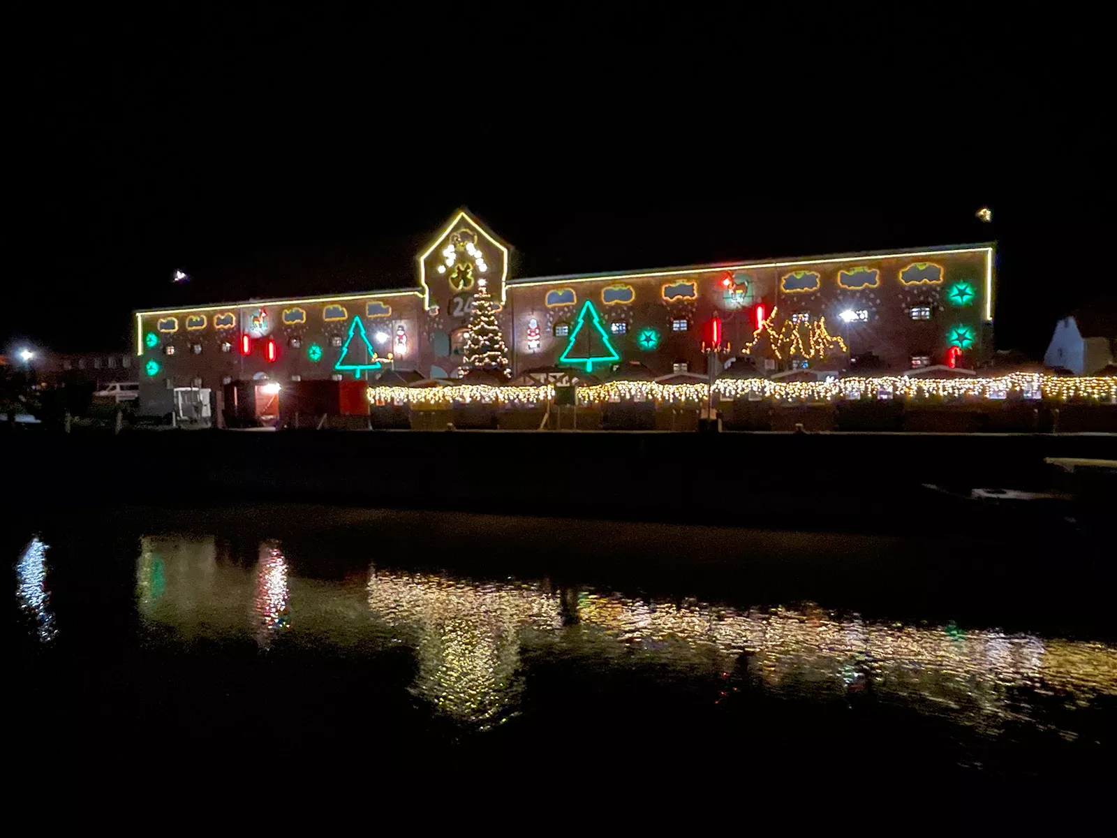 Eiderstedt – Packhaus in Tönning mit Weihnachtsbeleuchtung, größter Adventskalender der Welt