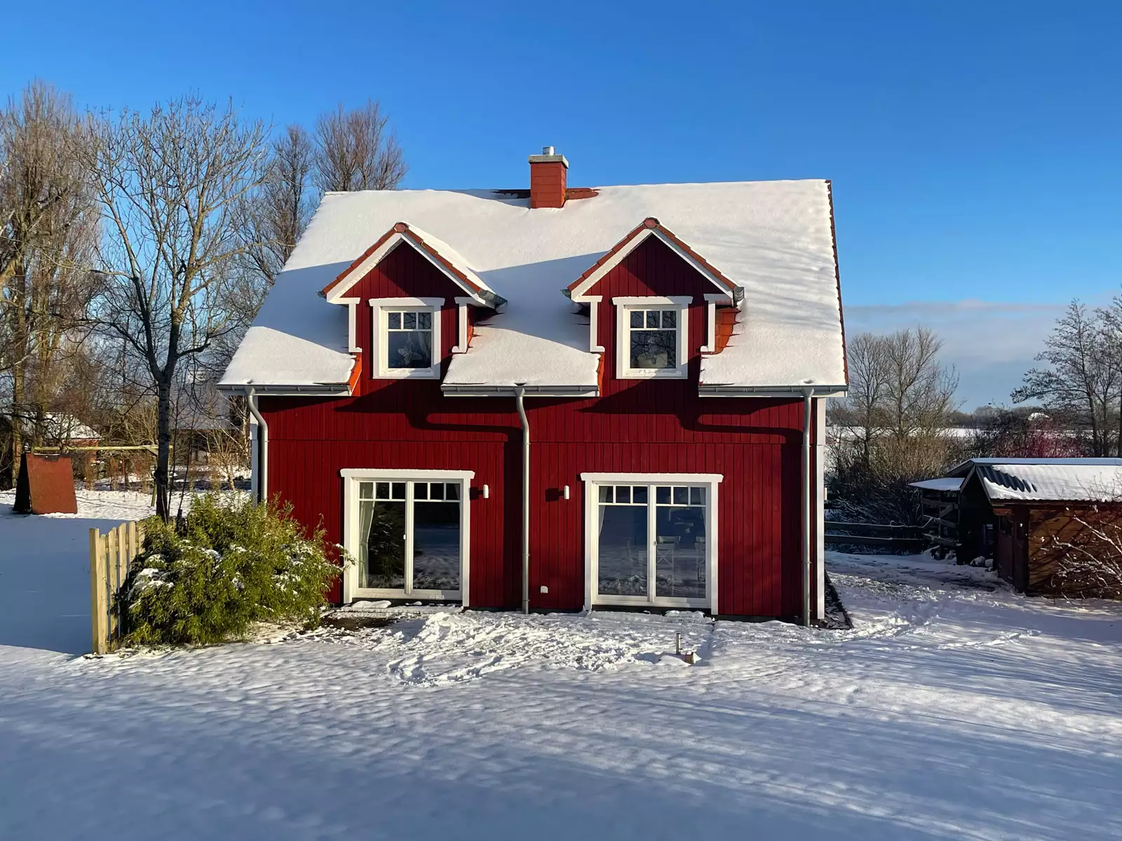 Ferienhaus Deichstern – winterliche Rückseite mit Terrasse und großen Fenstern, Familienurlaub & Paarurlaub