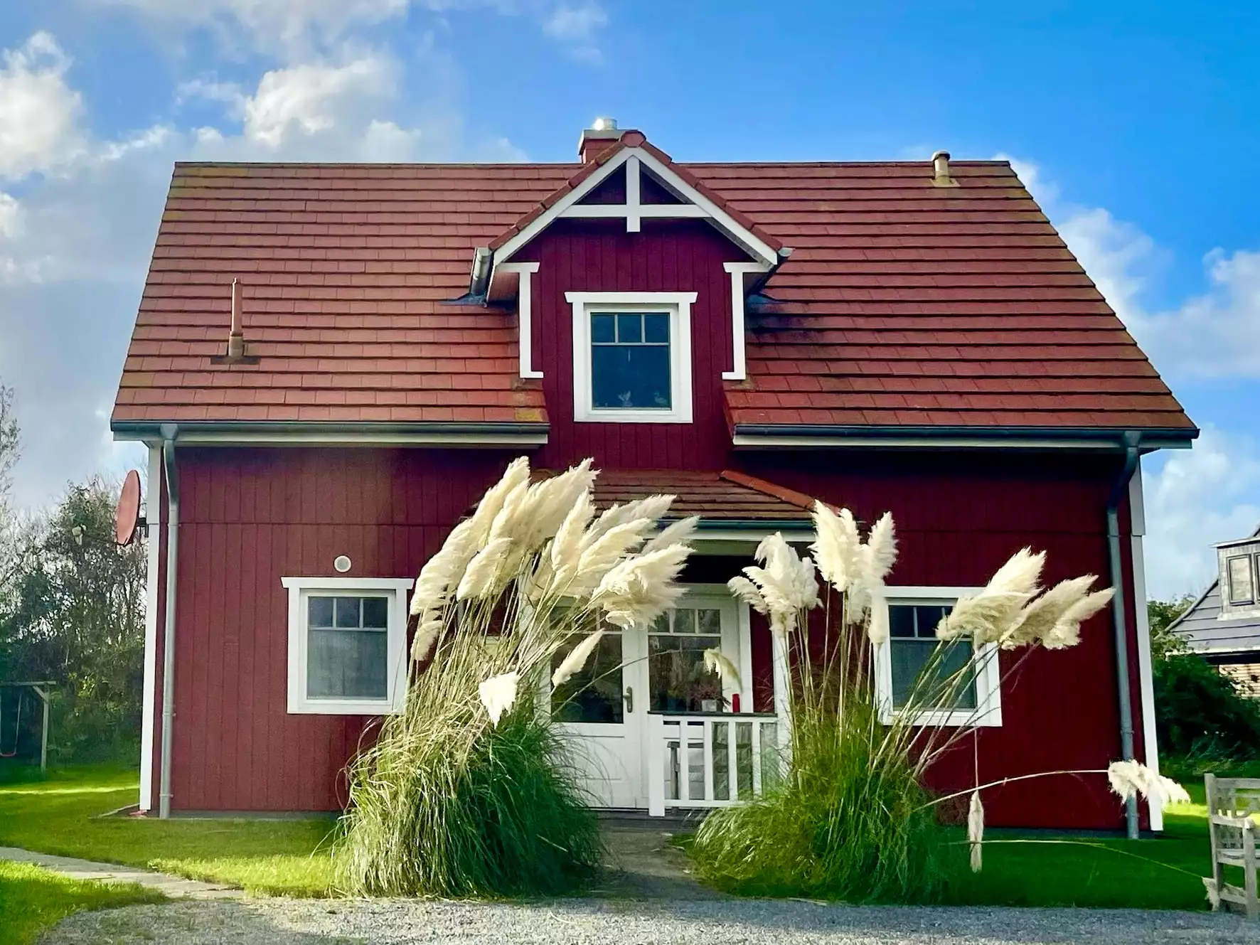 Ferienhaus Deichstern – Vorderansicht und Eingangsbereich für 1–6 Personen, Nordseeurlaub